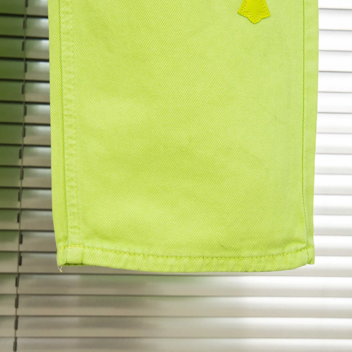 P250 Chrome Hearts dopamine green denim and black and yellow leather couple jeans are a hot trend this season and are sought after by countless celebrities and fashionistas. The neat details of the cutting process add color to the playful fashion! The neat and meticulous design, and the well-fitting structure is unique. The upper body not only has outstanding recognition, but also looks younger and younger. A style with the ultimate wearing meaning and performance, gorgeous color matching, and the craftsmanship of this style is also extremely extraordinary. After the finished product is washed, it is disassembled and hand-made with sheepskin cross leather and then spliced ​​together to complete. The whole piece has too many craftsmanship to describe. It is decorated with patchwork cross flowers and high-waisted washed jeans! ! Absolutely high-end luxury product, a god-level single product, a super popular product, made by top heavy industry, a magic weapon that cannot be missed to hit the streets. Style number: 1829# Size: 28 30 32 34 Color: green
